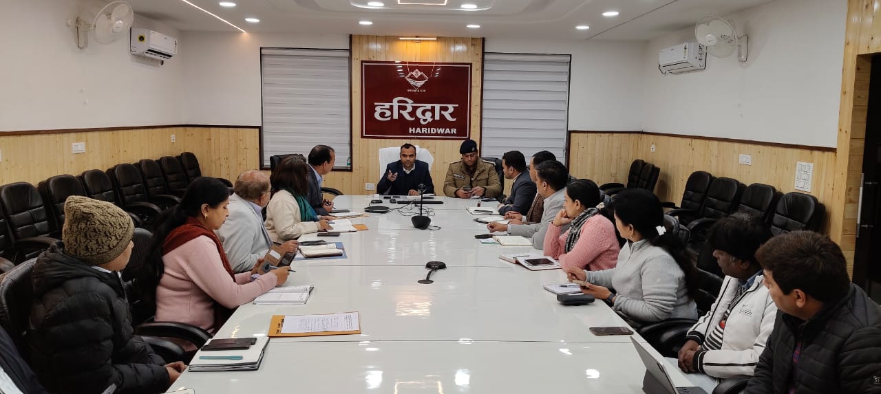 गृहमंत्री अमित शाह के प्रस्तावित कार्यक्रम को लेकर मंगलवार को जिलाधिकारी मयूर दीक्षित एवं वरिष्ठ पुलिस अधीक्षक प्रमेंद्र सिंह डोभाल ने एनआईसी सभागार में नोडल अधिकारियों के साथ बैठक कर तैयारियों एवं सुरक्षा को लेकर समीक्षा बैठक की। 