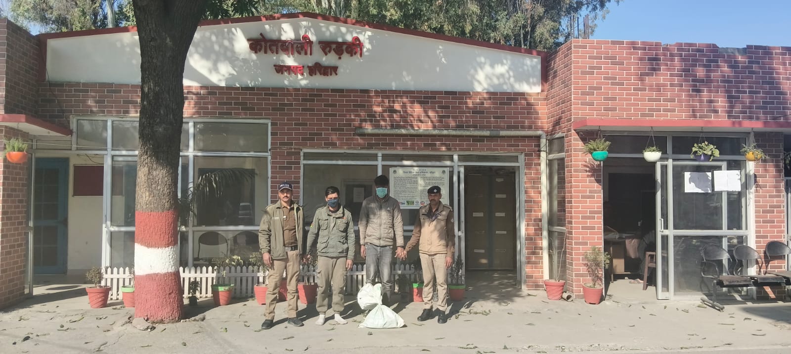 बन्द घरो व निर्माणाधीन मकानों को निशाना बनाकर देते थे चोरी की घटनाओ को अन्जाम।  हरिद्वार पुलिस ने 02 शातिर चोरो को किया गिरफ्तार।  आरोपियों के कब्जे से चोरी का सामान व घटना मे प्रयुक्त किया वाहन भी बरामद।
