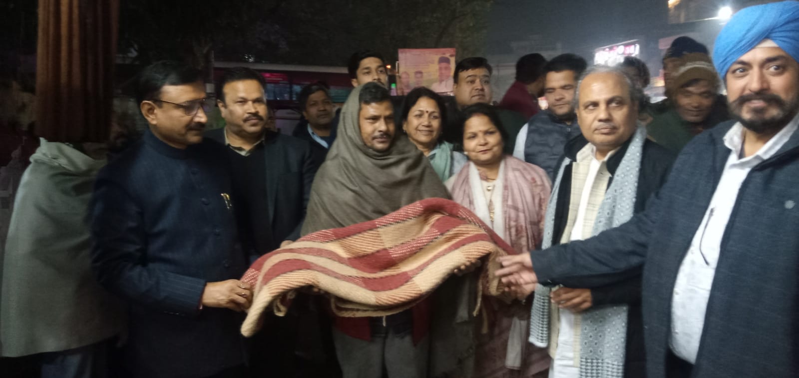 शीतलहर से राहत एवं बचाव के लिए देर रात्रि को गरीब व्यक्तियों के बीच पहुंचे उपाध्यक्ष आपदा प्रबंधन विनय रोहिला।  गरीब एवं बेसहारा लोगों को कम्बल वितरित किए