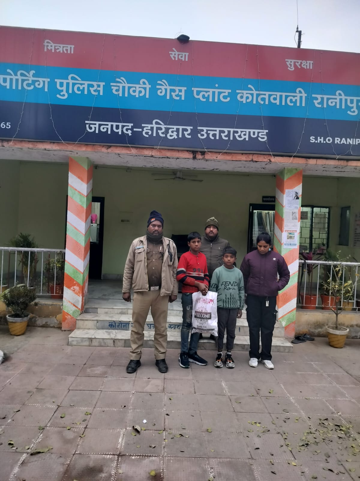 कोतवाली रानीपुर परिजन से नाराज हो दूर भागने के इरादे से निकले नाबालिग भाई।  घरवालों की मदद की गुहार पर एक्टिव हुई पुलिस टीम  दोनों बच्चों को सकुशल रेलवे स्टेशन से किया बरामद, किया परिजन के सुपुर्द।