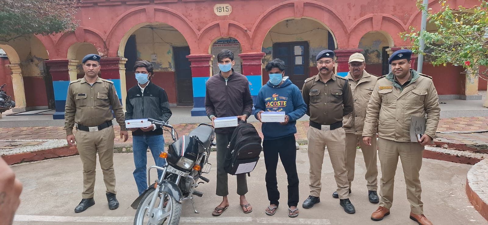 लक्सर क्षेत्र में फाइनेंस कर्मी से लूट की घटना का बेहद कम समय में हुआ खुलासा।  घटनाक्रम का पर्दाफाश करते हुए पुलिस ने वारदात कर फरार हुए 03 अभियुक्तो को किया गिरफ्तार।  बडी धनराशी मिलने के लालच में फाइनेंस कर्मी को बनाया था लूट का शिकार।  पुराना नौकर निकला घाती, नौकरी छूटी तो दोस्तों संग मिलकर दिया वारदात को अंजाम।  वारदात में इस्तेमाल बाइक व लूटी गयी नगदी ₹1,85000/- बरामद।
