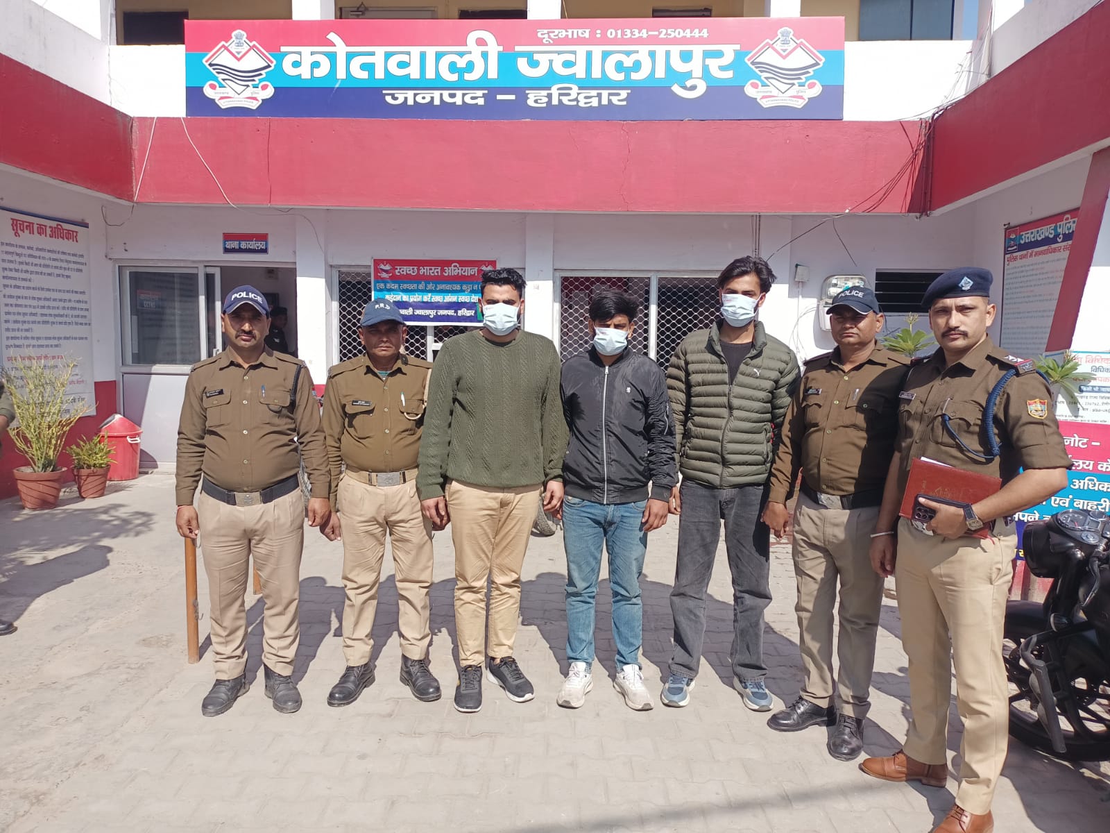 धोखाधड़ी के आरोपी को छुड़ाने के लिए UP पुलिस पर हमला।  बाप को छुड़ाने के लिए बेटे ने दिखाई दबंगई, साथियों संग पुलिस वाहन पर किया हमला।  03 आरोपी दबोचे, घटना में प्रयुक्त थार और स्कॉर्पियो जब्त।