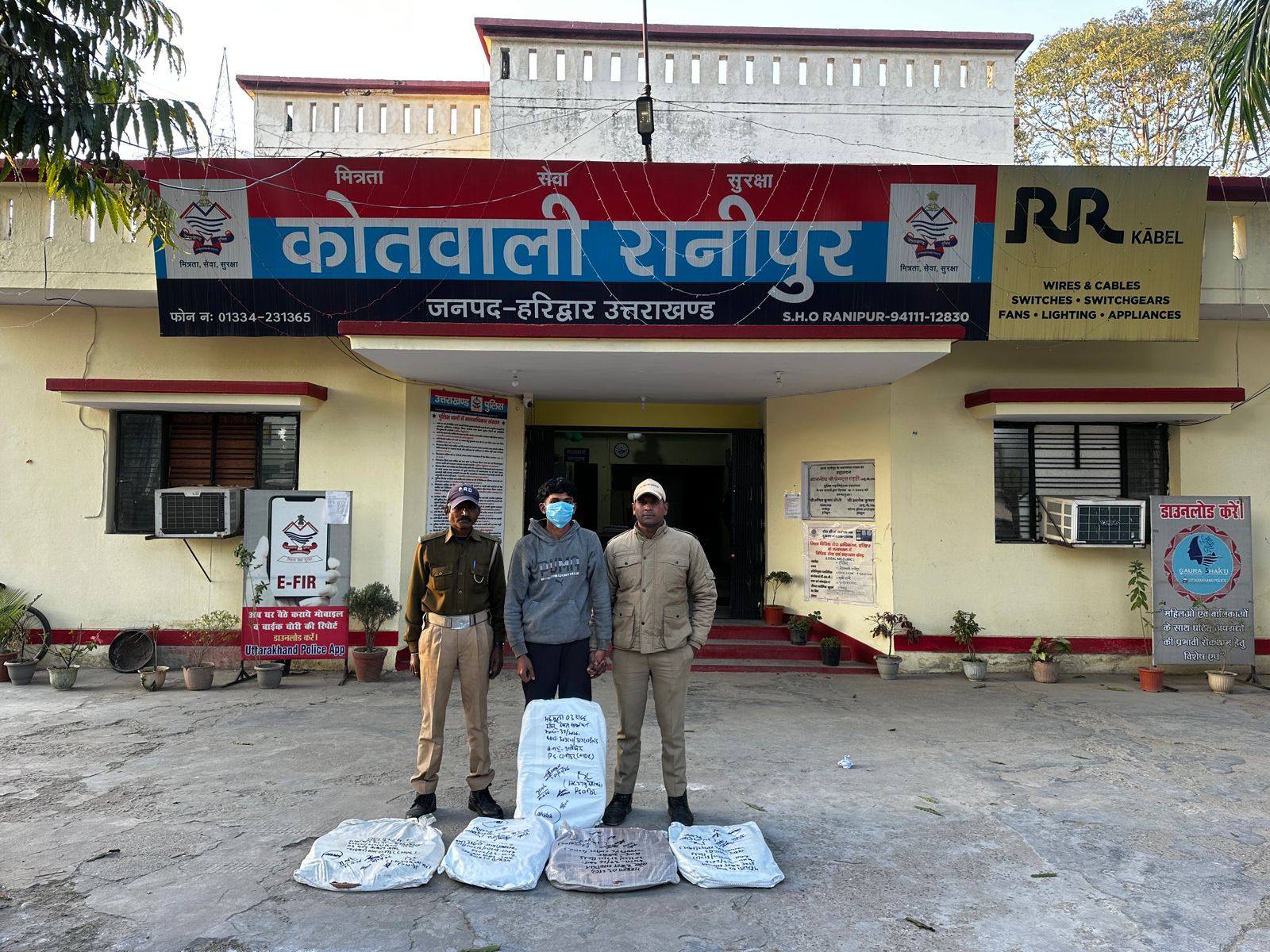 C.I.S.F परिसर से कॉपर वायर चोरी करने पर आरोपित गिरफ्तार।  आरोपी के कब्जे से करीब 02 लाख के कॉपर वायर के 14 रोल बरामद।