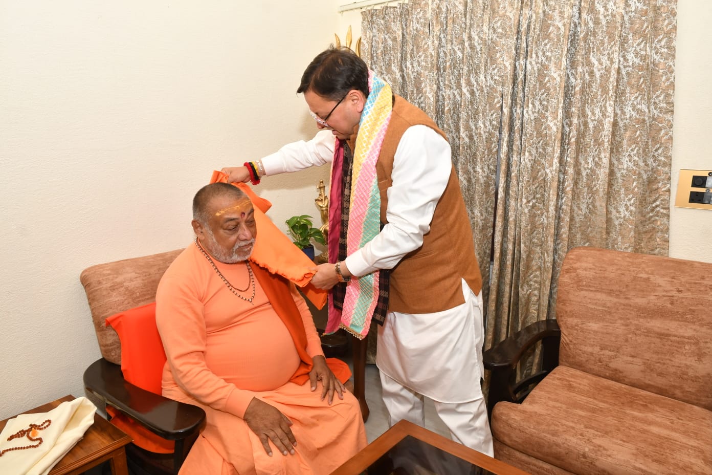  मुख्यमंत्री पुष्कर सिंह धामी एवं मध्य प्रदेश के मुख्यमंत्री मोहन यादव ने हरिद्वार के कनखल स्थित जगतगुरु आश्रम पहुंचकर शिष्टाचार भेंट की।   मुख्यमंत्री ने जगद्गुरु शंकराचार्य स्वामी राजराजेश्वराश्रम महाराज को अंगवस्त्र भेंटकर महाराजी का आशीर्वाद प्राप्त किया।