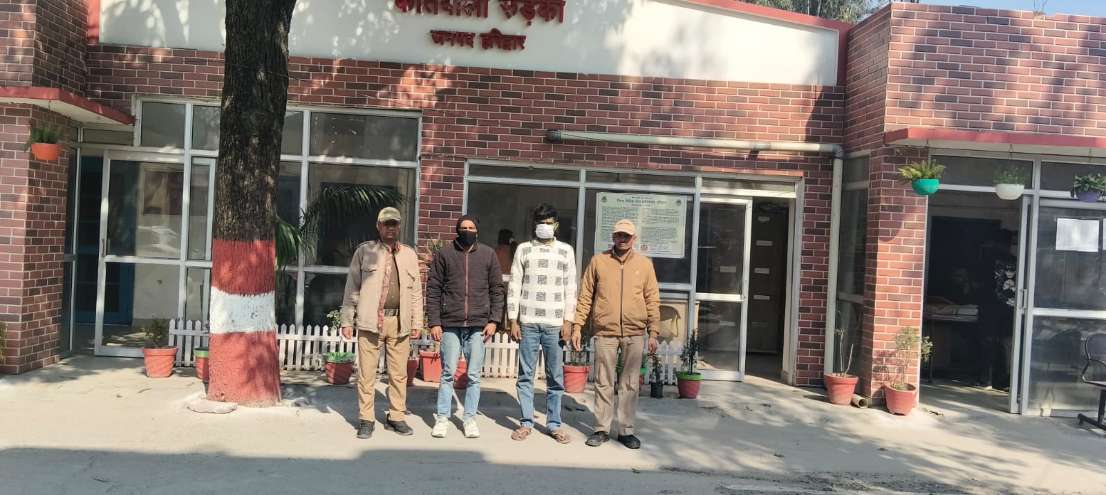 कोल्डड्रिंक में नशीला पदार्थ मिलाकर पिलाना व वादिया के साथ जबरदस्ती दुष्कर्म कर।  सामूहिक दुष्कर्म के 02 आरोपी अभियुक्तो को पुलिस ने किया गिरफ्तार।