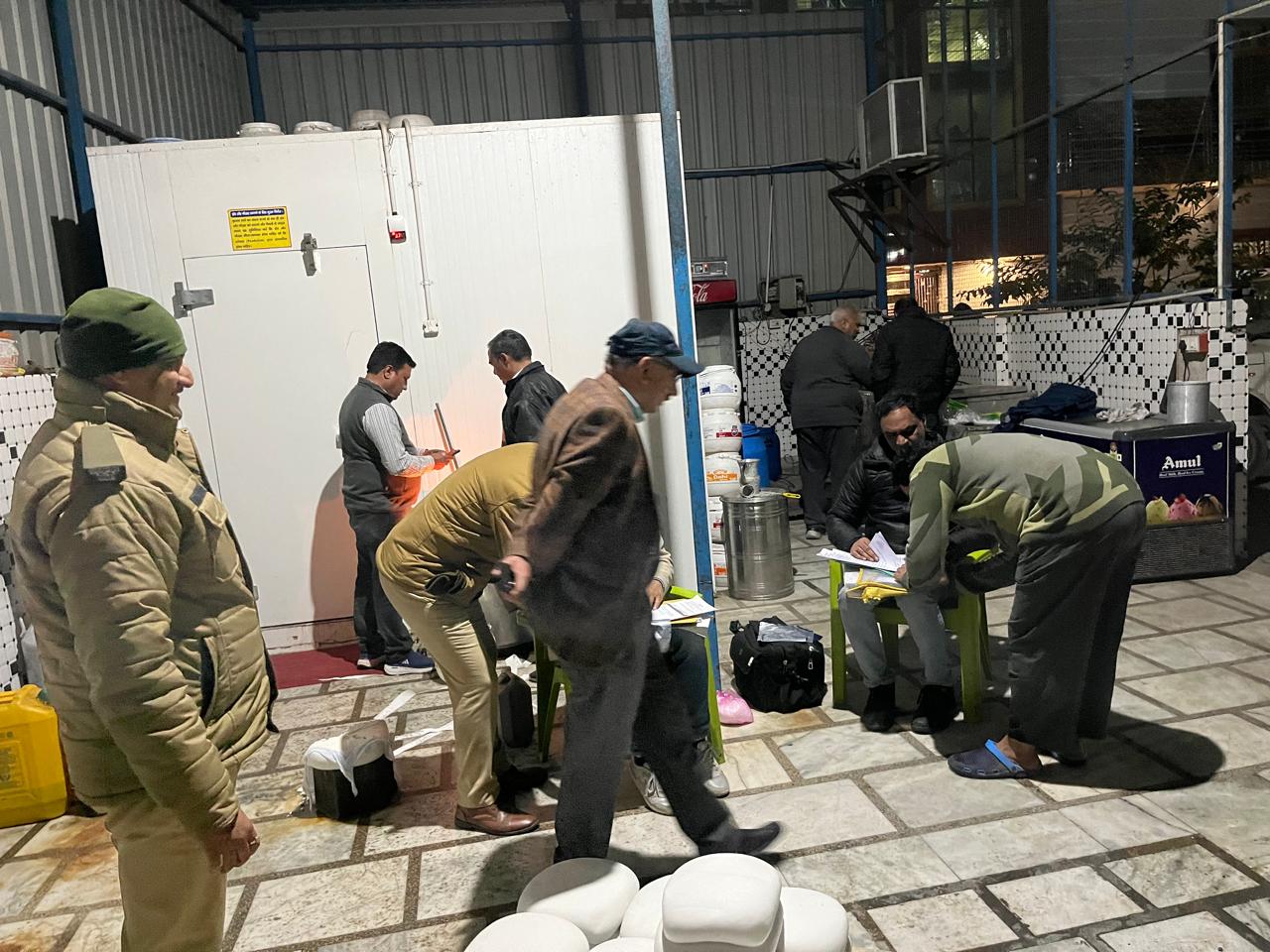 महाशिवरात्रि के मध्य नजर खाद्य सामग्री में मिलावट न हो खाद्य सुरक्षा आयुक्त एवं जिलाधिकारी मयूर दीक्षित के निर्देशन में खाद्य सुरक्षा टीम द्वारा देर रात्रि को इब्राहिमपुर पनीर दुकान का किया गया निरीक्षण।