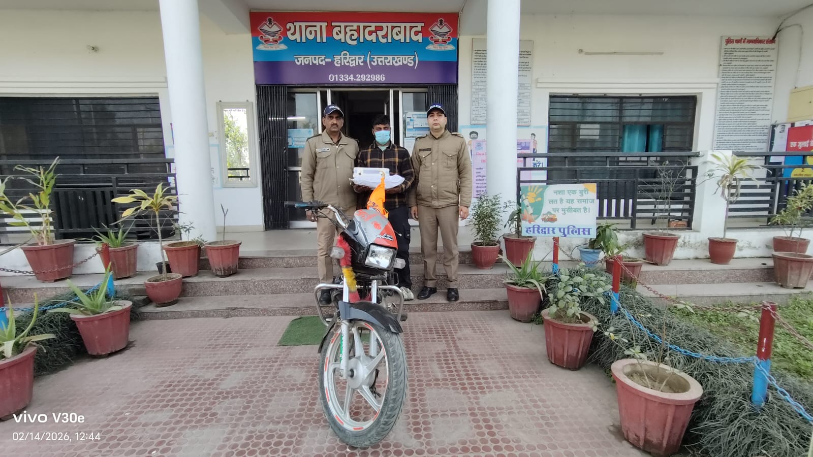 बहादराबाद पुलिस टीम को मिली बड़ी सफलता  चैकिंग के दौरान आरोपी को चोरी की स्प्लेंडर मोटर साइकिल व अवैध तमंचे के साथ किया गिरफ्तार।