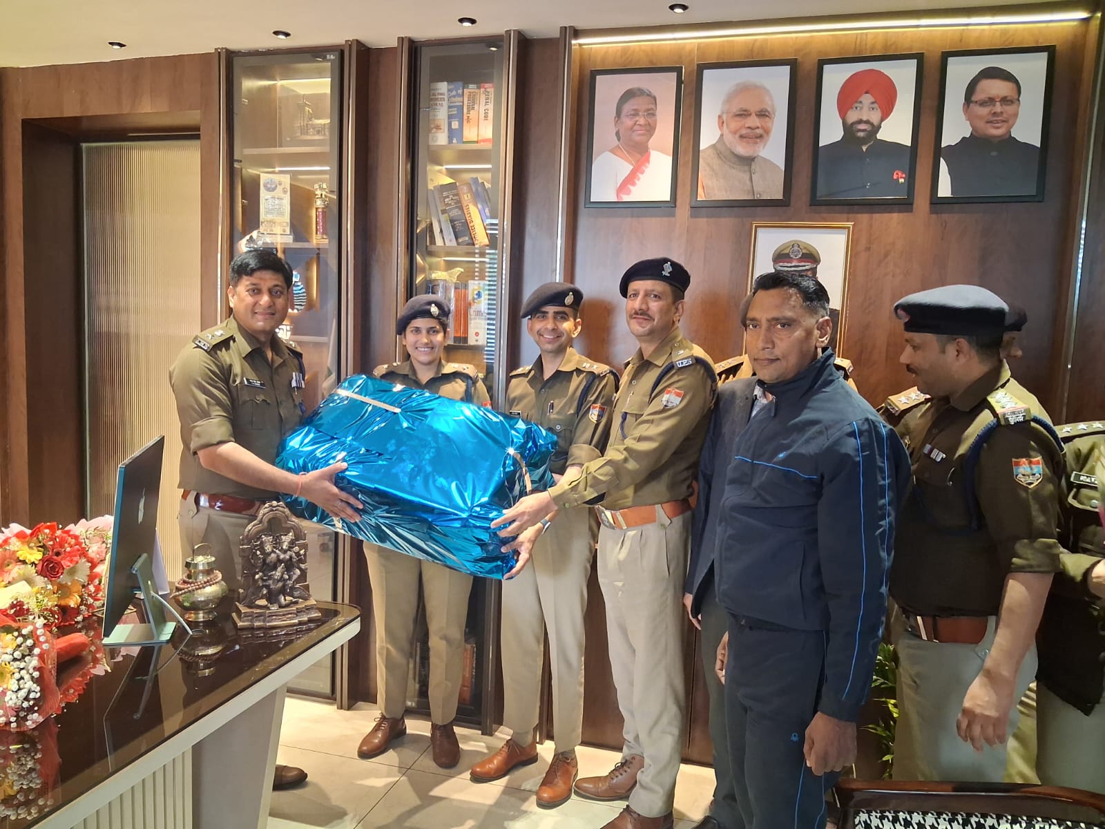 वरिष्ठ पुलिस अधीक्षक प्रमेन्द्र सिंह डोबाल के जनपद हरिद्वार से जनपद देहरादून में वरिष्ठ पुलिस अधीक्षक पद पर स्थानांतरण होने पर आज कैम्प कार्यालय हरिद्वार में विदाई समारोह का आयोजन किया गया।