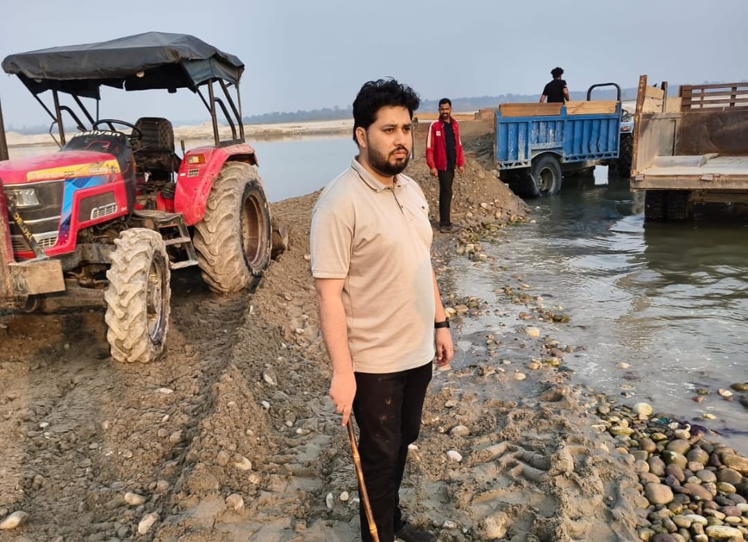 अवैध खनन के खिलाफ खनन विभाग की बड़ी कार्यवाही  अवैध खनन करते पकड़े गए तीन ट्रेक्टर ट्राली किए गए जब्त।  जिलाधिकारी मयूर दीक्षित के निर्देशन में अवैध खनन के खिलाफ की जा रही है छापेमारी की कार्रवाई।