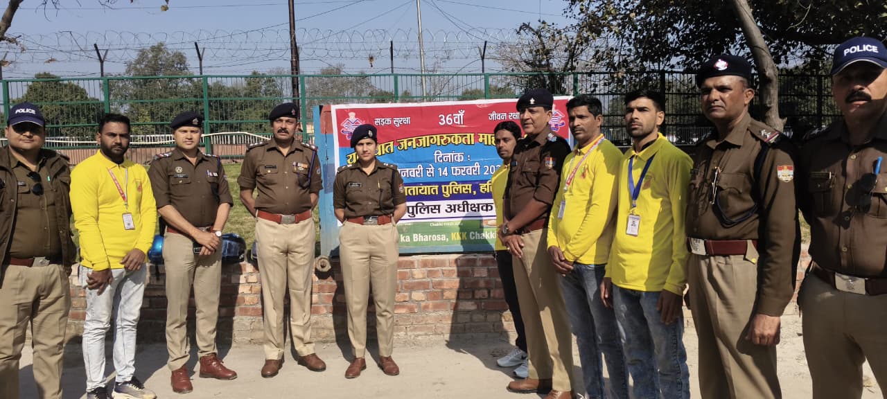 वरिष्ठ पुलिस अधीक्षक हरिद्वार द्वारा सड़क दुर्घटनाओं को रोकने हेतु चलाया अभियान।  उक्त क्रम में शंकराचार्य चौक पर पुलिस अधीक्षक यातायात द्वारा बाँटे गए हेलमेट।