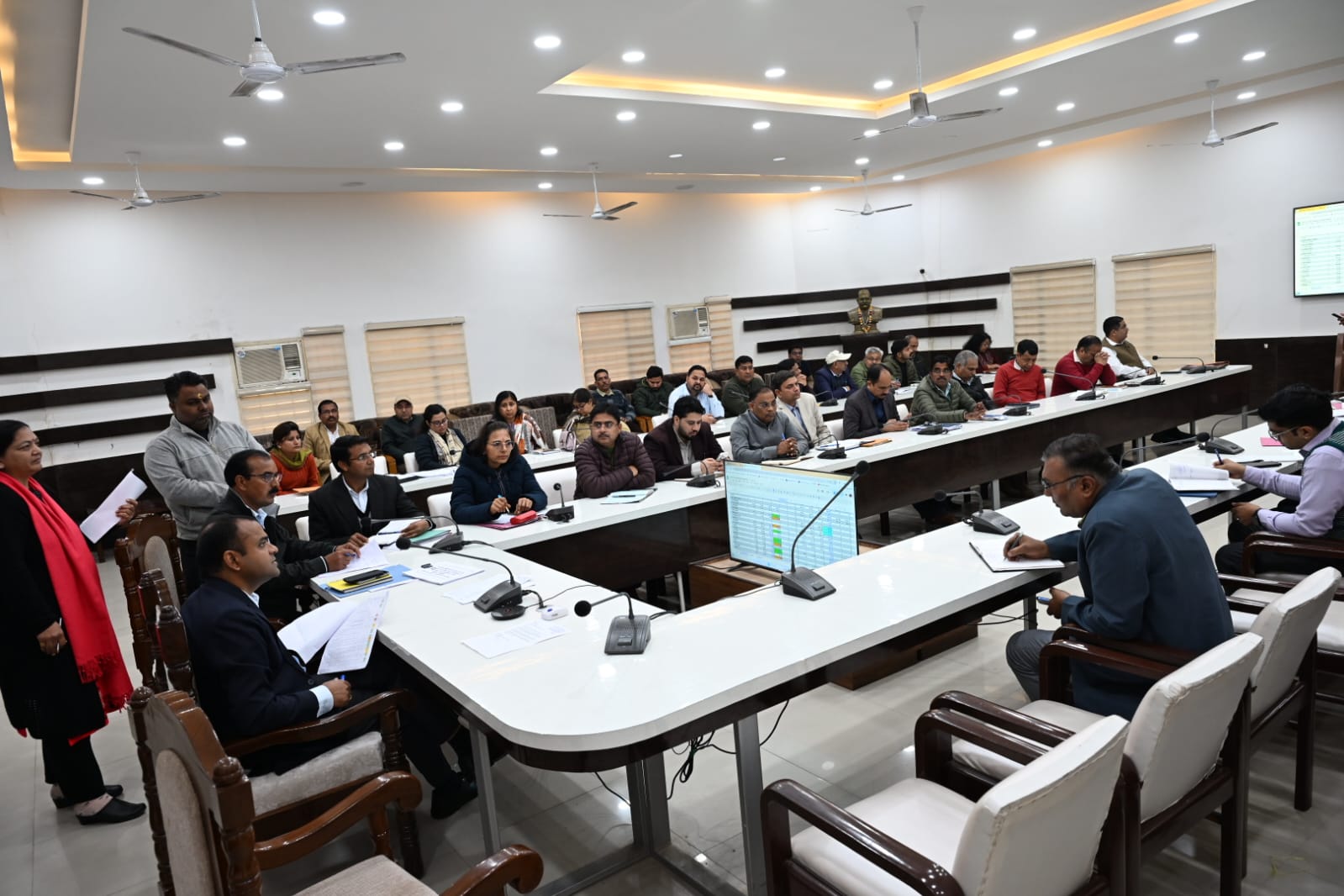 जिलाधिकारी मयूर दीक्षित ने की जिला योजना की समीक्षा बैठक।  जिला योजना के अंतर्गत स्वीकृत धनराशि के सापेक्ष अवशेष धनराशि को 28 फरवरी तक अनिवार्य रूप से व्यय करने के दिए निर्देश।