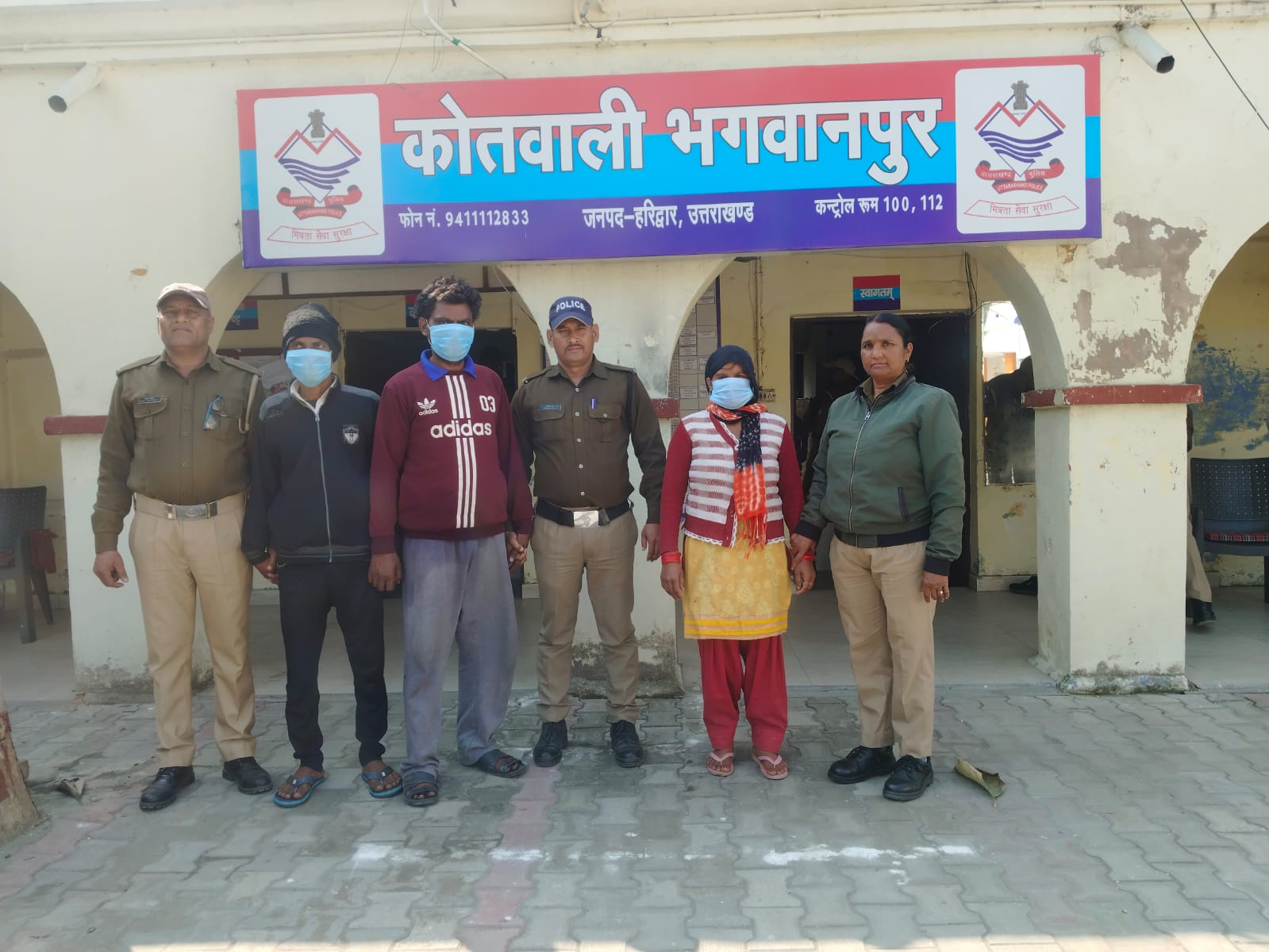 नवनियुक्त एसएसपी नवनीत सिंह की अगुवाई में जनपद पुलिस का पहला बड़ा खुलासा।  गुमशुदगी निकली हत्या, हरिद्वार पुलिस ने कत्ल के आरोप में दंपत्ति सहित तीन धरे।  महंत गुमशुदगी प्रकरण का अनावरण, मानसिक/वित्तीय परेशानी के फलस्वरुप दंपत्ति ने उठाया खौफनाक कदम।  कुल्हाड़ी के वार से किया कत्ल, मुख्य आरोपी ने अपने भाई की मदद से शव नदी में बहाया।