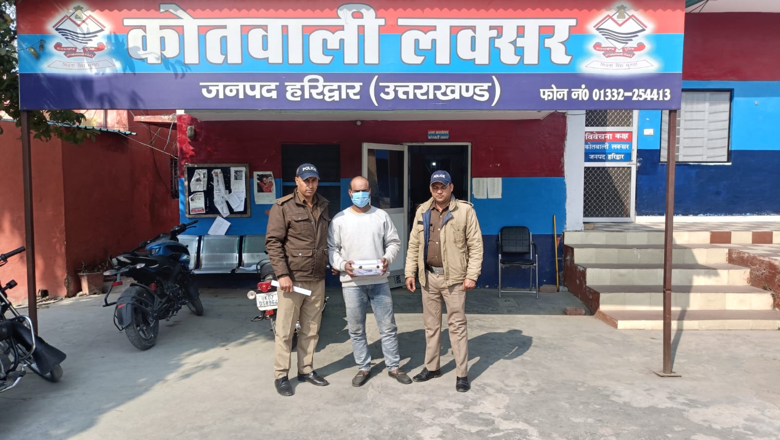 वरिष्ठ पुलिस अधीक्षक हरिद्वार के निर्देश पर दौरान लक्सर क्षेत्र से एक व्यक्ति को कुल 110 कैप्सूल Acetaminophen Tramadol Hydrochloride & Dicyclomine Hydrocloride Capsules के साथ गिरफ्तार कर किया खुलासा।