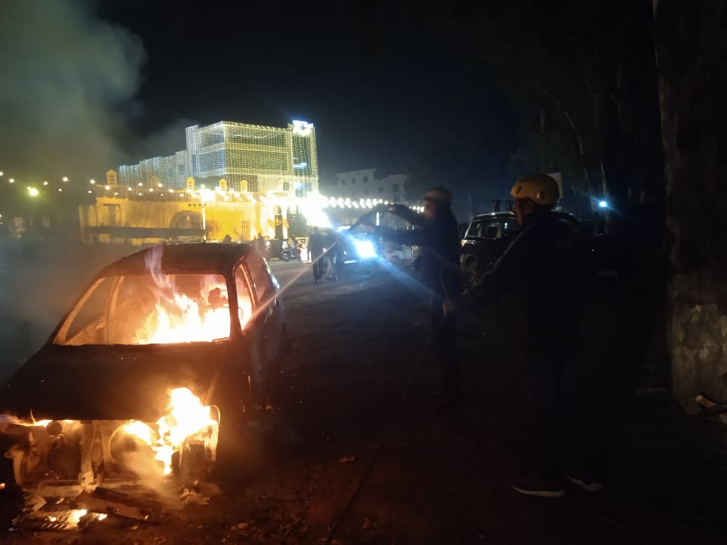 ऑल्टो कार में अचानक आग लगने की सूचना  पर फ़ायर स्टेशन रुड़की की त्वरित कार्रवाई।  तत्काल दो मोटर फायर इंजन घटनास्थल के लिए भेजे आग पर पाया काबू।
