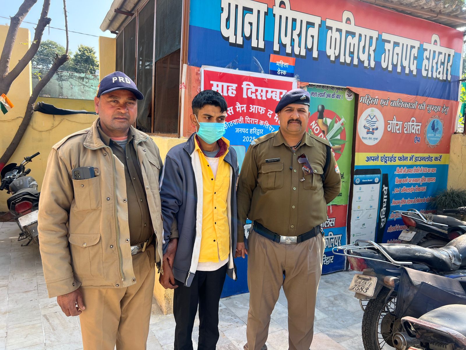 कप्तान नवनीत सिंह की अगुवाई में हरिद्वार पुलिस ने किया बड़ा खुलासा।  फर्जी दस्तावेज व जन्म प्रमाण पत्र बनाने के आरोप में 01 गिरफ्तार।  जनसेवा केन्द्र की आड़ में बिहार निवासी युवक बना रहा था फर्जी दस्तावेज।