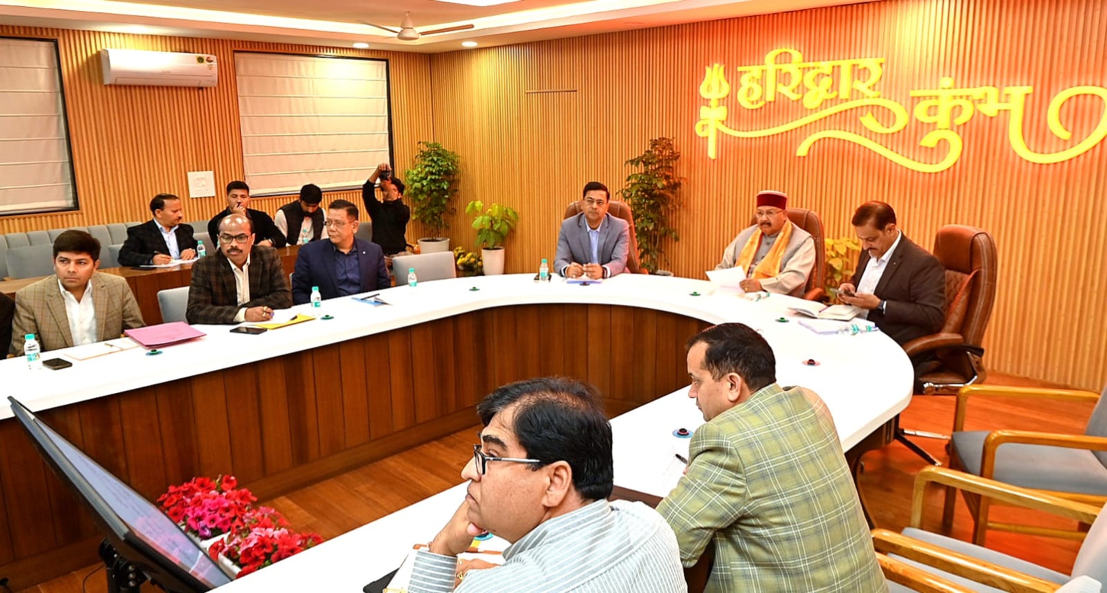 प्रदेश की सड़कों को गड्ढा मुक्त करने के लिए जिन सड़कों पर पैचवर्क कार्य किए जाना है, वह कार्य शीघ्रता से किए जाएं – सतपाल महाराज  सड़कों का निर्माण कार्य तत्परता एवं गुणवत्ता के साथ करने के लिए तकनीक का प्रयोग किया जाए।