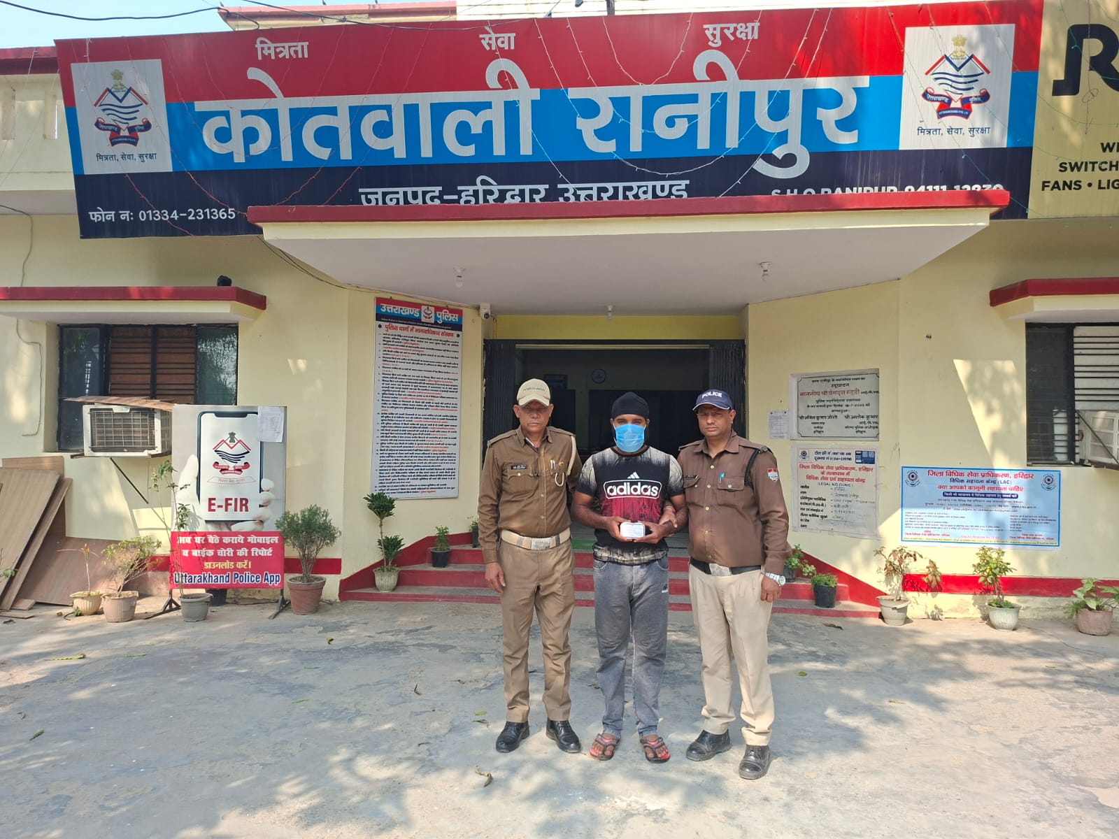 कोतवाली रानीपुर गोदरेज अलमीरा की चाबी बनाने का कारीगर, सोने-चांदी की ज्वैलरी पर हाथ साफ।  सबूतों का पीछा करते हुए एमपी पहुंची हरिद्वार पुलिस, एक आरोपी अभियुक्त को किया गिरफ्तार।  शिवालिक नगर स्थित घर में अलमारी की चाबी बनाने का झांसा देकर घुसे थे आरोपी।