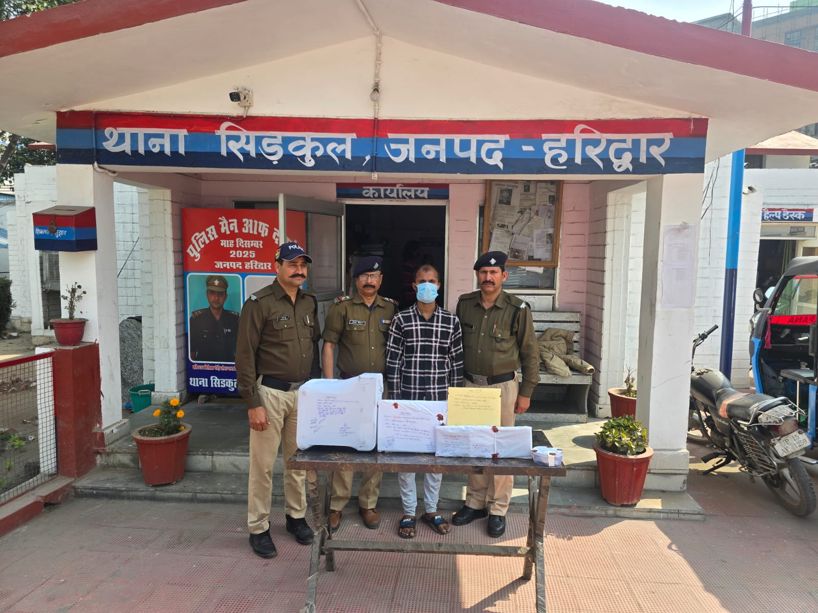 फर्जी दस्तावेज व जन्म प्रमाण पत्र बनाने के आरोप में 01 गिरफ्तार।  मोबाईल रिपेरिंग दुकान की आड़ में बिजनौर निवासी युवक बना रहा था फर्जी दस्तावेज।
