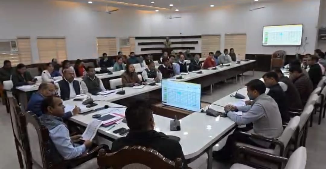 जिलाधिकारी मयूर दीक्षित ने विभिन्न विभागों के माध्यम से संचालित योजनाओं की समीक्षा।  जिला योजना इव राज्य योजना के अंतर्गत अवशेष धनराशि का शीघ्र व्यय करना सुनिश्चित करे संबंधित अधिकारी।