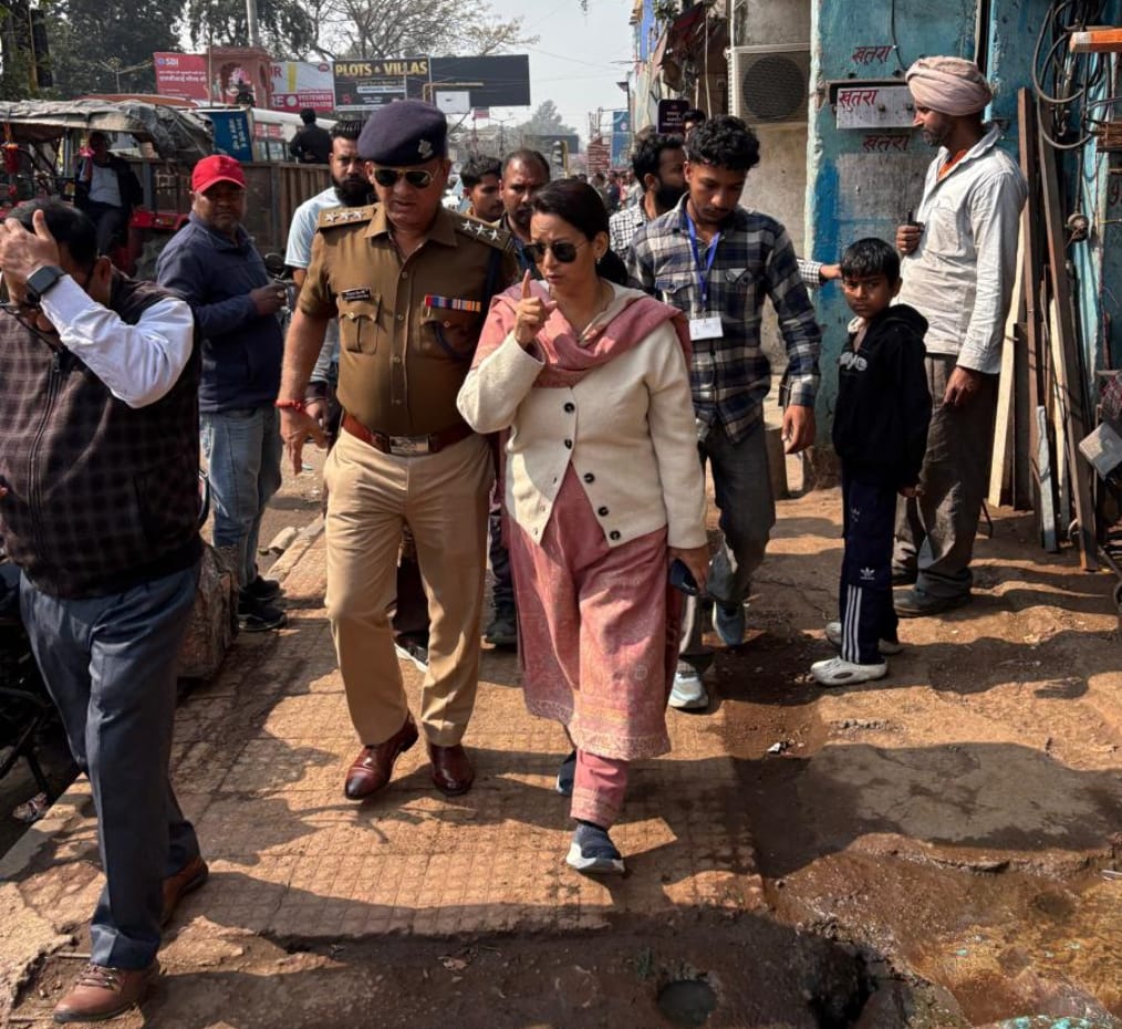 जिलाधिकारी मयूर दीक्षित के निर्देशन में नगर मजिस्ट्रेट कुश्म चौहान के नेतृत्व में चलाया गया अतिक्रमण हटाओ अभियान।
