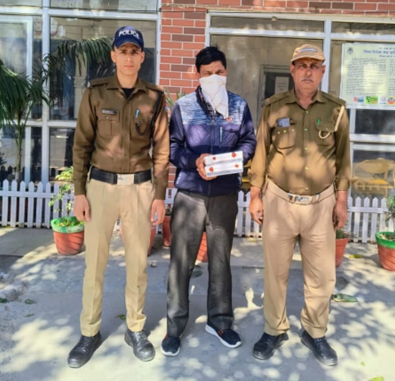 होली त्यौहार के दृष्टिगत भीड़ भरे बाजार में नकली नोट चलाने आए संदिग्ध की चालाकी पुलिस की मुस्तैदी से नाकाम।  19,000 रुपये के 38 जाली नोटों के साथ एक आरोपी।  होली पर्व से पूर्व बाजार में नकली नोट खपाने की फिराक में था संदिग्ध।