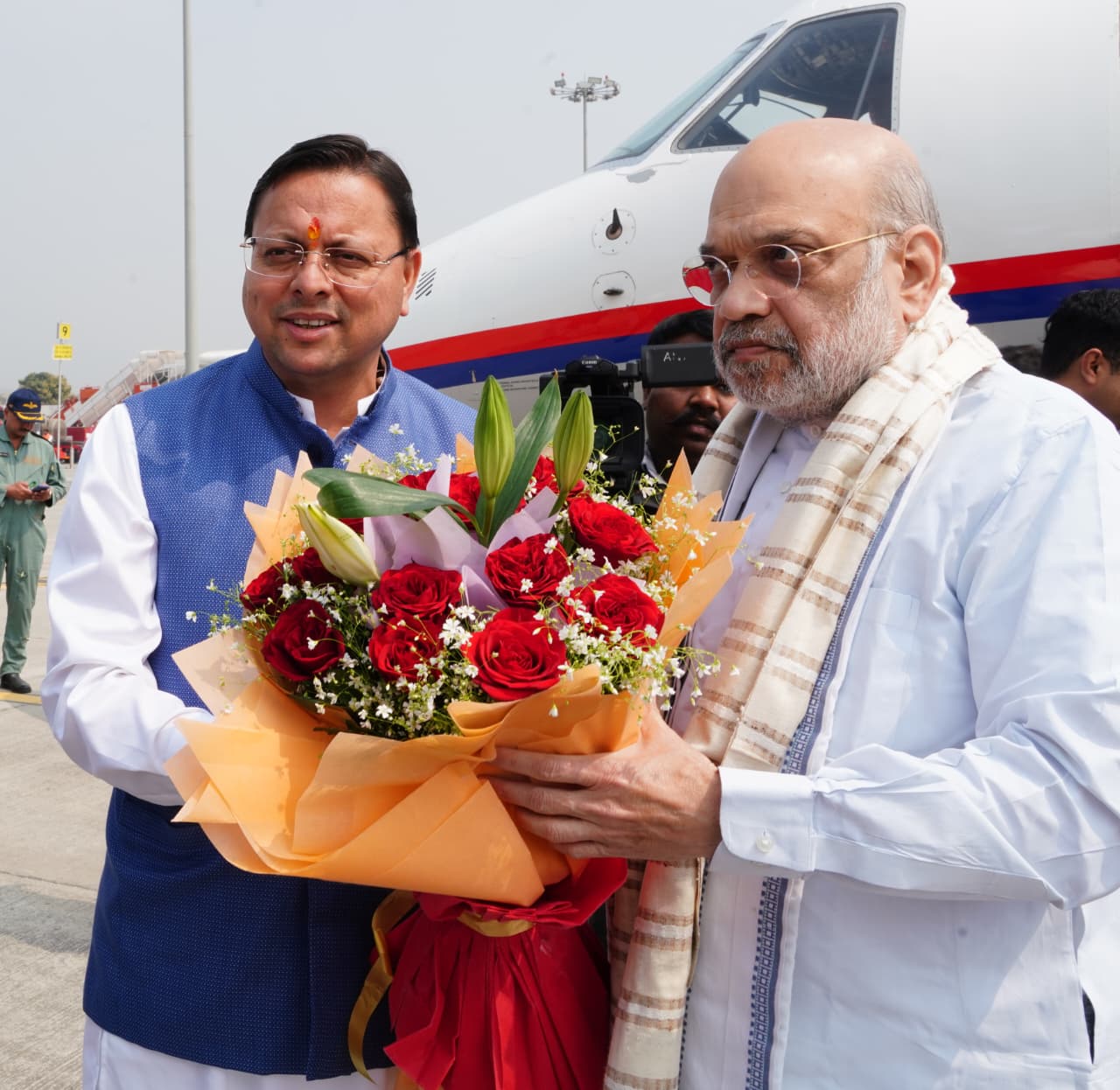 केंद्रीय गृह एवं सहकारिता मंत्री अमित शाह के देवभूमि उत्तराखंड आगमन पर आज जॉलीग्रांट एयरपोर्ट पर मुख्यमंत्री पुष्कर सिंह धामी ने उनका स्वागत किया।