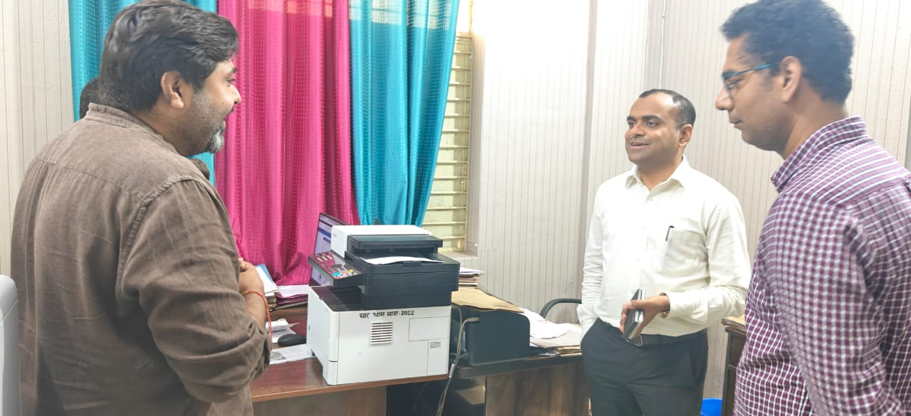 जिलाधिकारी मयूर दीक्षित ने किया ए.आर.टी.ओ. कार्यालय हरिद्वार का  औचक निरीक्षण।  अपने कार्यों एवं समस्याओं को लेकर परिवहन कार्यालय में आने वाले आम जन की समस्याओं का प्राथमिकता से किया जाय निराकरण।