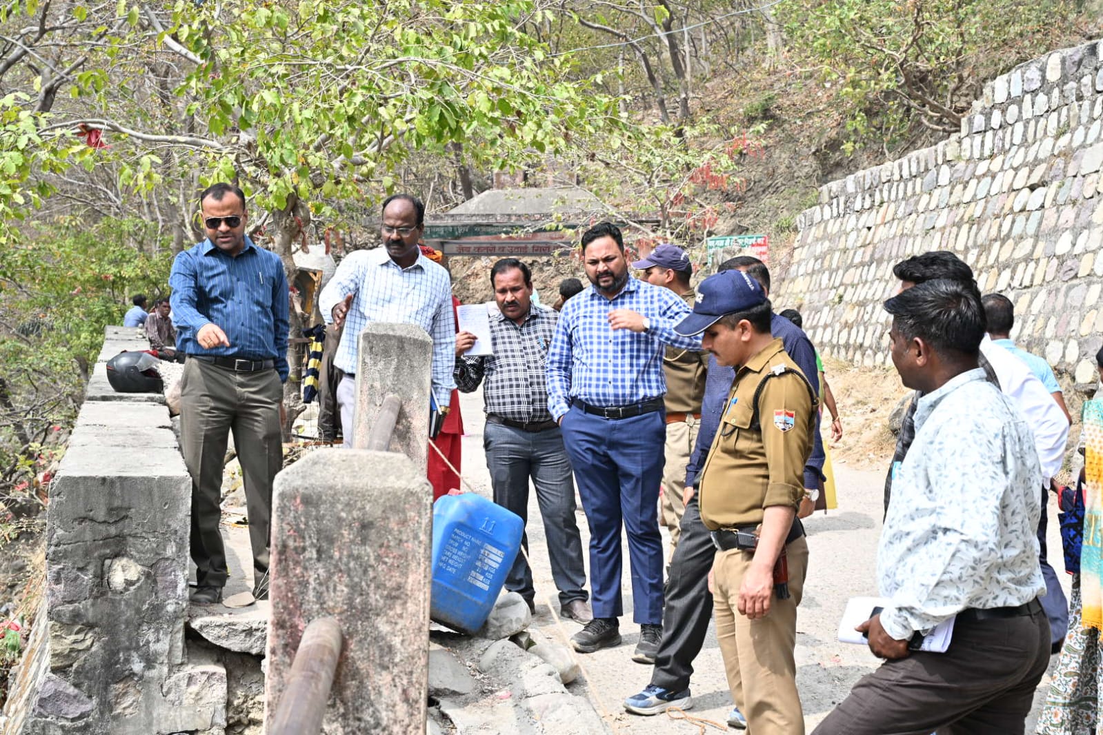 मनसा देवी हिल बाईपास एवं पैदल मार्ग पर लोनिवि और सिंचाई विभाग द्वारा किए जा रहे निर्माण कार्यों का जिलाधिकारी मयूर दीक्षित ने सम्बंधित अधिकारियों के साथ किया निरक्षण।
