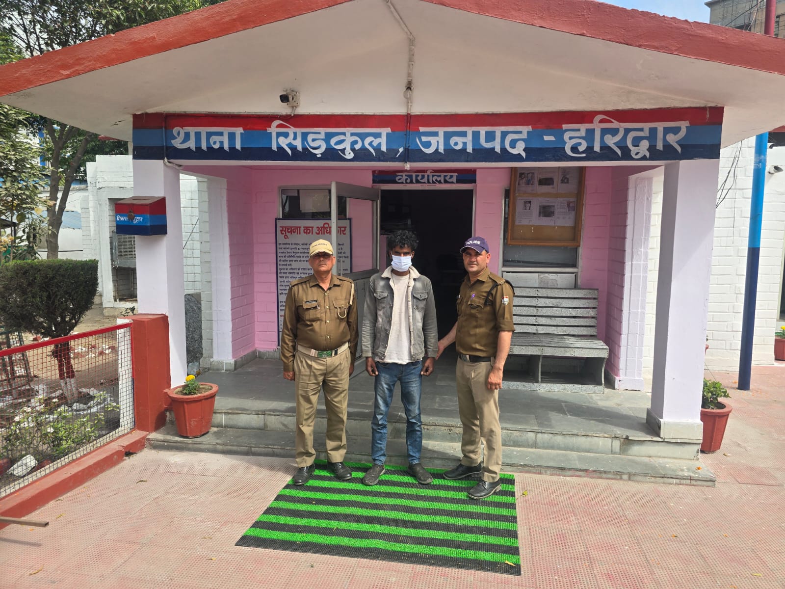 किशोरी का अपहरण कर दुष्कर्म करने वाले फरार ईनामी आरोपी को  किया गिरफ्तार।  पूर्व में किया गया था अभियोग पंजीकृ आरोपित चल रहा था फरार।  आरोपित पर था ₹ 5000/- का ईनाम घोषित।