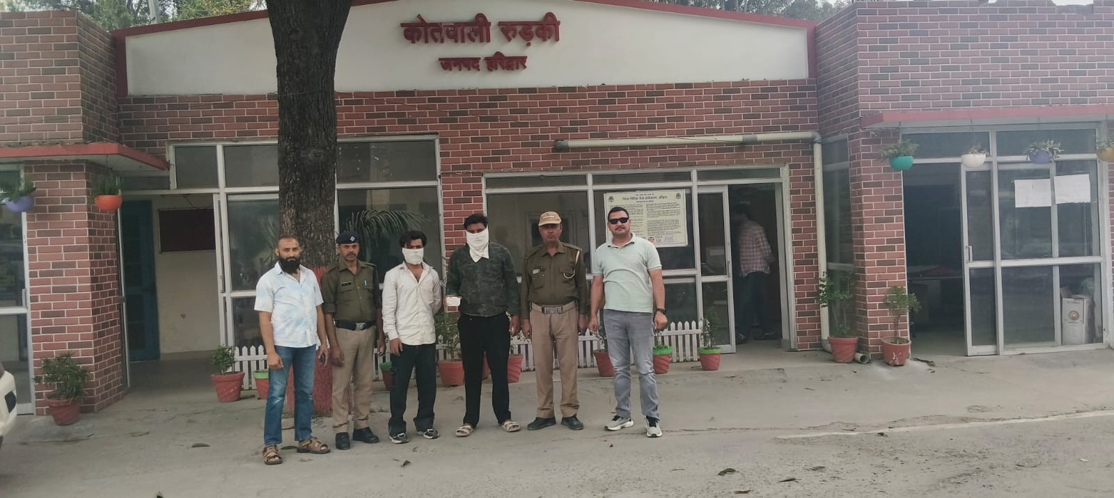 कोतवाली रुड़की पुलिस और CIU रुड़की की संयुक्त कार्रवाई में 11.84 ग्राम स्मैक के साथ 02 तस्कर अभियुक्त को रुड़की पुलिस ने किया गिरफ्तार।