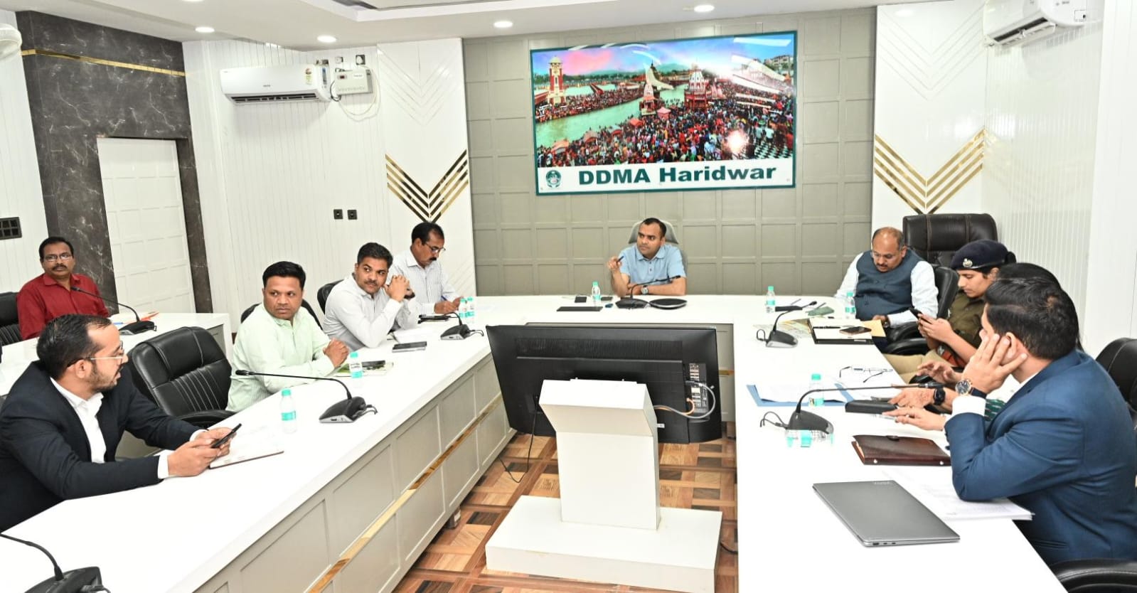 जनपद में एलपीजी गैस आपूर्ति को लेकर जिलाधिकारी ने की संबंधित अधिकारियों के साथ कि आवश्यक बैठक।