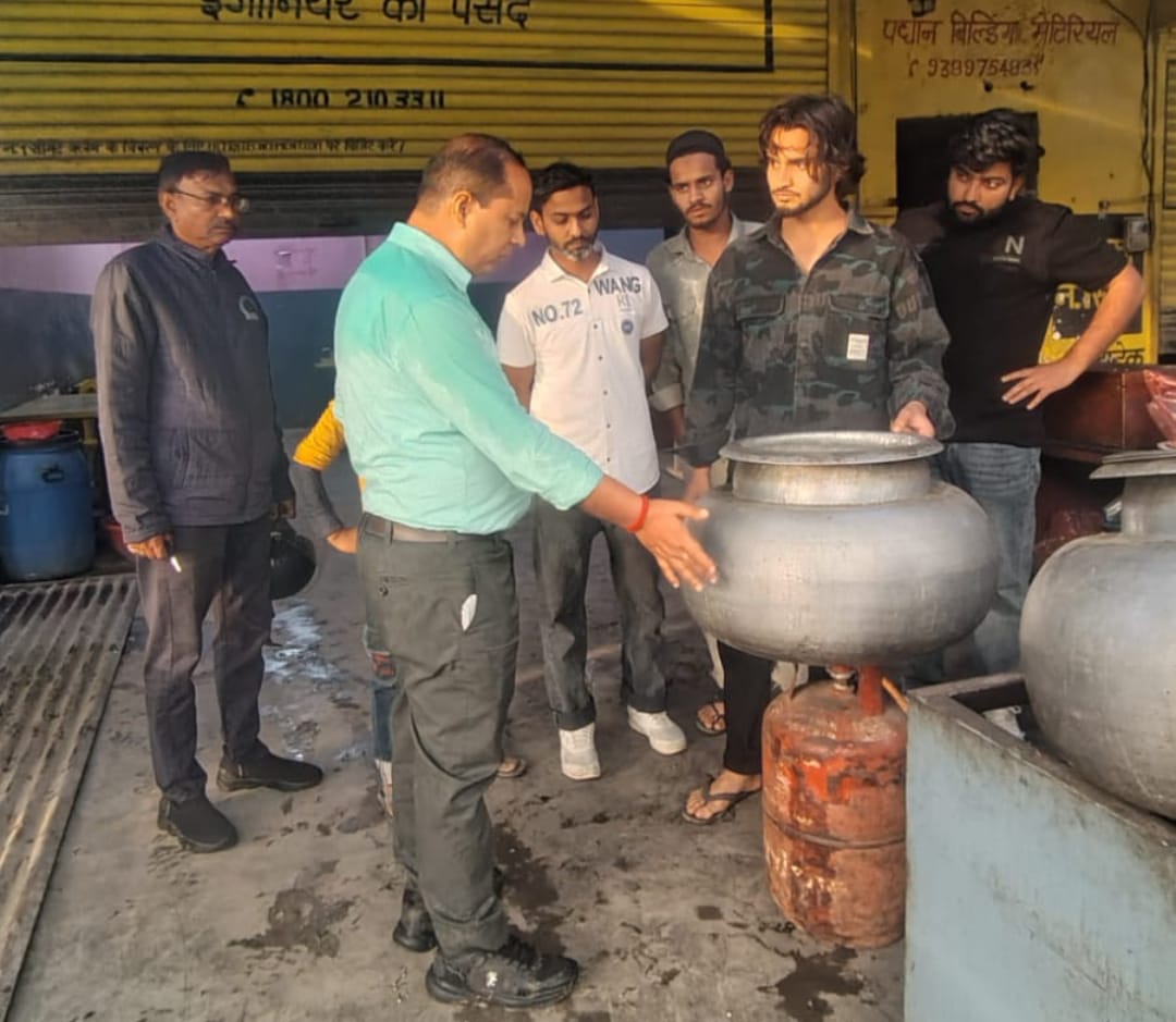 जिलाधिकारी मयूर दीक्षित के निर्देशन में जिला पूर्ति विभाग की बड़ी कार्यवाही।  घरेलू गैस सिलेंडर को व्यवसायिक उपयोग में लाने वाले व्यापारियों के 10 सिलेंडर पूर्ति विभाग की टीम ने किए जब्त।  जिलाधिकारी के निर्देशन में पूर्ति विभाग द्वारा की जा रही है छापेमारी की कार्यवाही।
