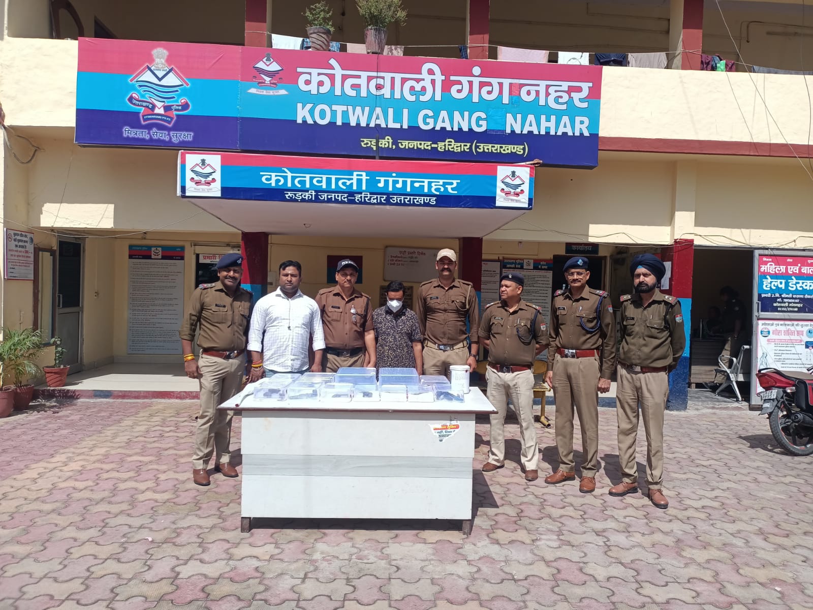 एसएसपी नवनीत सिंह के नेतृत्व में अवैध असलहा फ़ैक्ट्री का किया भंडाफोड़।  कोतवाली गंगनहर पुलिस ने मारा टीम के साथ छापा।  06 अवैध तमंचे, अधबनी पिस्टल व राइफल सहित भारी मात्रा में हथियार बनाने के उपकरण बरामद।  पुश्तैनी खराद (मशीन वर्क) का है आरोपी का काम, अपने हुनर का उठाया फ़ायदा।