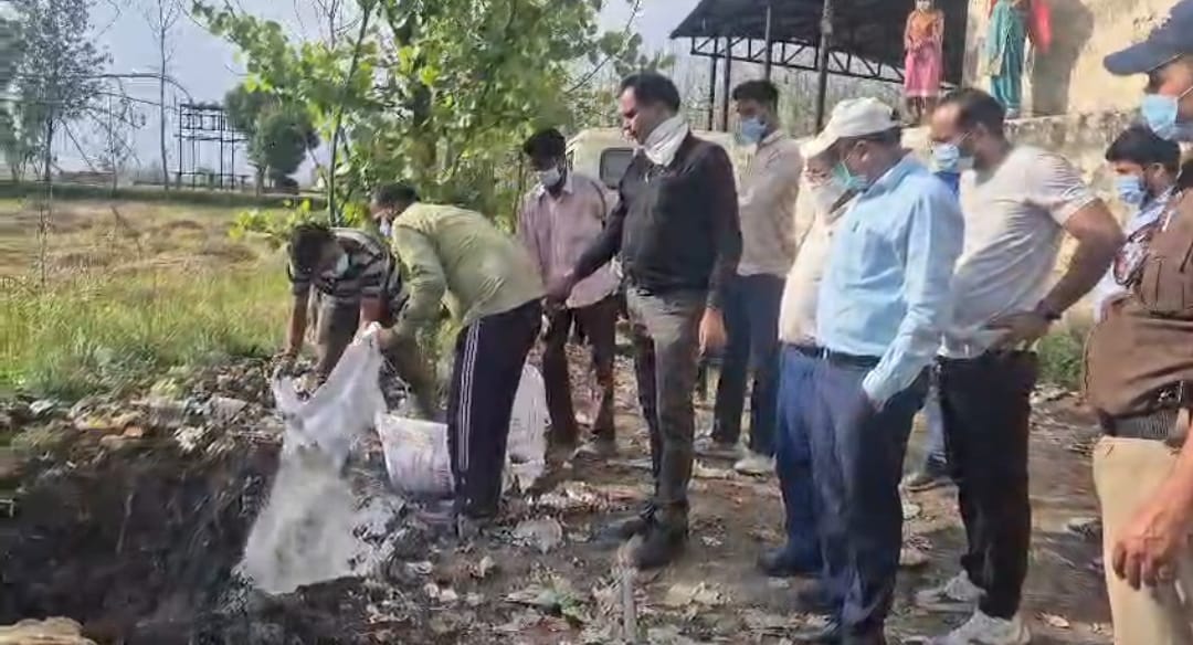 नवरात्र के दृष्टिगत खाद्य सुरक्षा विभाग का सघन चेकिंग अभियान।  10 सैंपल लिए गए  120 किलो बिना लेबल कुट्टू आटा जब्त कर किया गया नष्ट।  जिलाधिकारी के निर्देश लगातार जारी रहे है चैकिंग अभियान