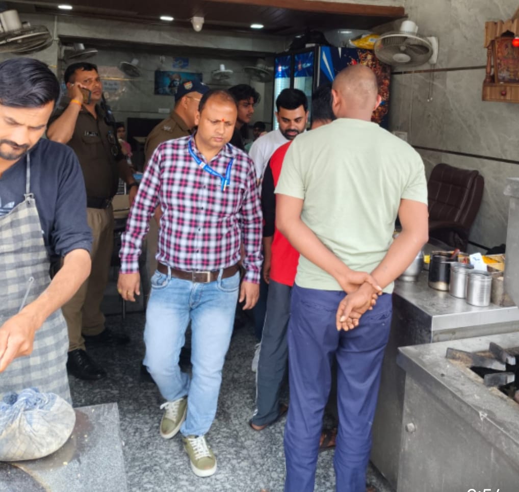जिलाधिकारी मयूर दीक्षित के निर्देशन में जिला पूर्ति विभाग की बड़ी कार्यवाही।  घरेलू गैस सिलेंडर को व्यवसायिक उपयोग में लाने वाले व्यापारियों के 05 सिलेंडर पूर्ति विभाग की टीम ने किए जब्त।