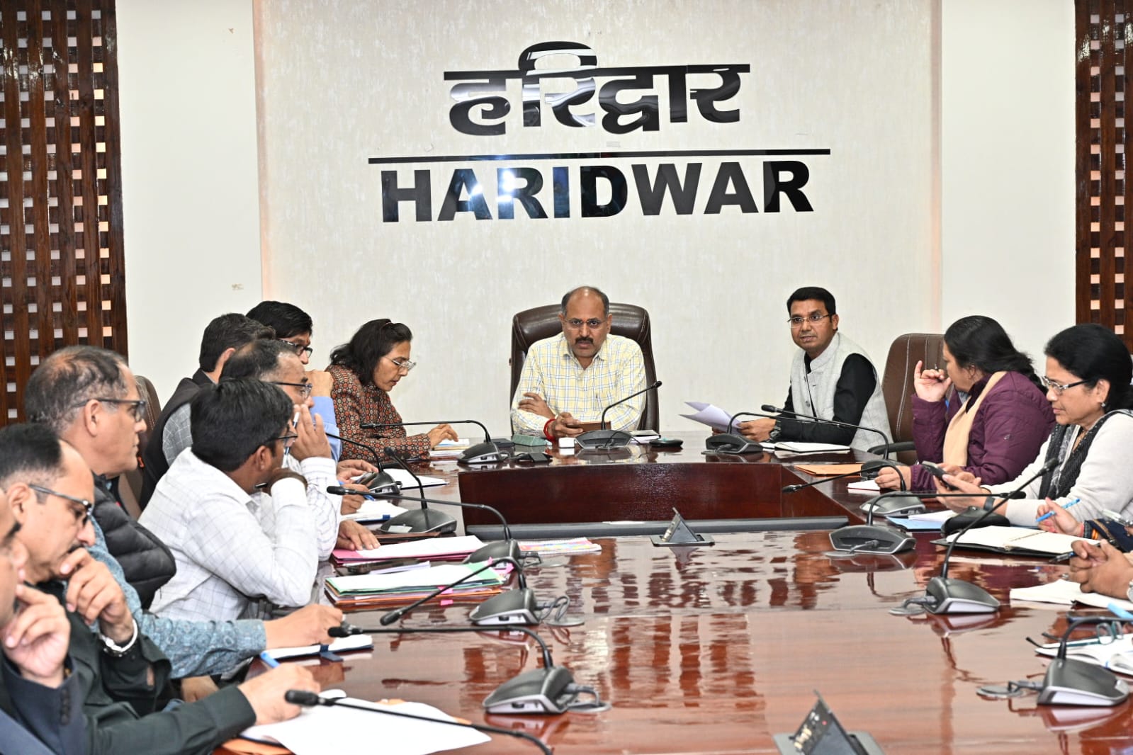 राज्य सरकार के चार वर्ष पूर्ण होने के अवसर पर जन जन की सरकार चार साल बेमिसाल थीम पर आयोजित होंगे कार्यक्रम।  जिलाधिकारी मयूर दीक्षित ने आयोजित होने वाले कार्यक्रमो की सफलता के लिए सभी अधिकारियों को समय से सभी तैयारियां एवं व्यवस्थाएं पूर्ण करने के दिए निर्देश।