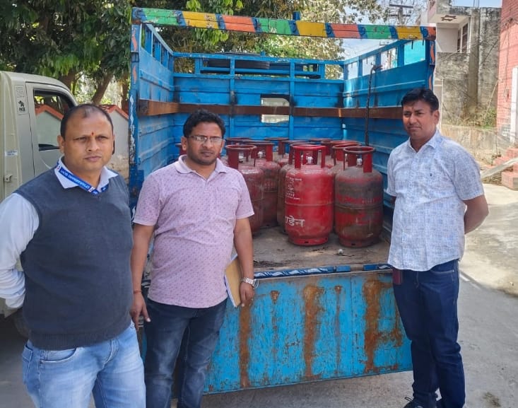 जिलाधिकारी मयूर दीक्षित के निर्देशन में जिला पूर्ति विभाग द्वारा गैस की कालाबाजारी करने वाले के खिलाफ निरंतर की जा रही है कार्यवाही।
