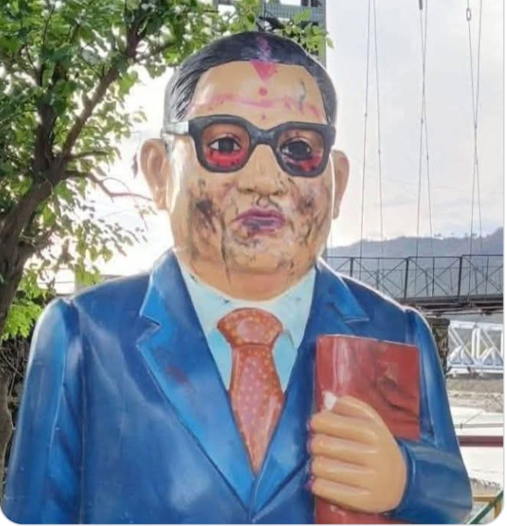 शर्मनाक घटना श्रीनगर गढ़वाल के अलकेश्वर घाट के पास स्थित अम्बेडकर पार्क में डॉ भीम राव अंबेडकर की प्रतिमा से हुई छेड़छाड़ व रंग लगाने की घटना से मचा हफकम्प।  भीम आर्मी  मनोज कुमार ने तहरीर देकर शासन प्रशासन से दोषियों पर सख्त कार्रवाई करने की मांग करते हुए प्रतिमा की सुरक्षा के पुख्ता इंतजाम की भी उठाई मांग।
