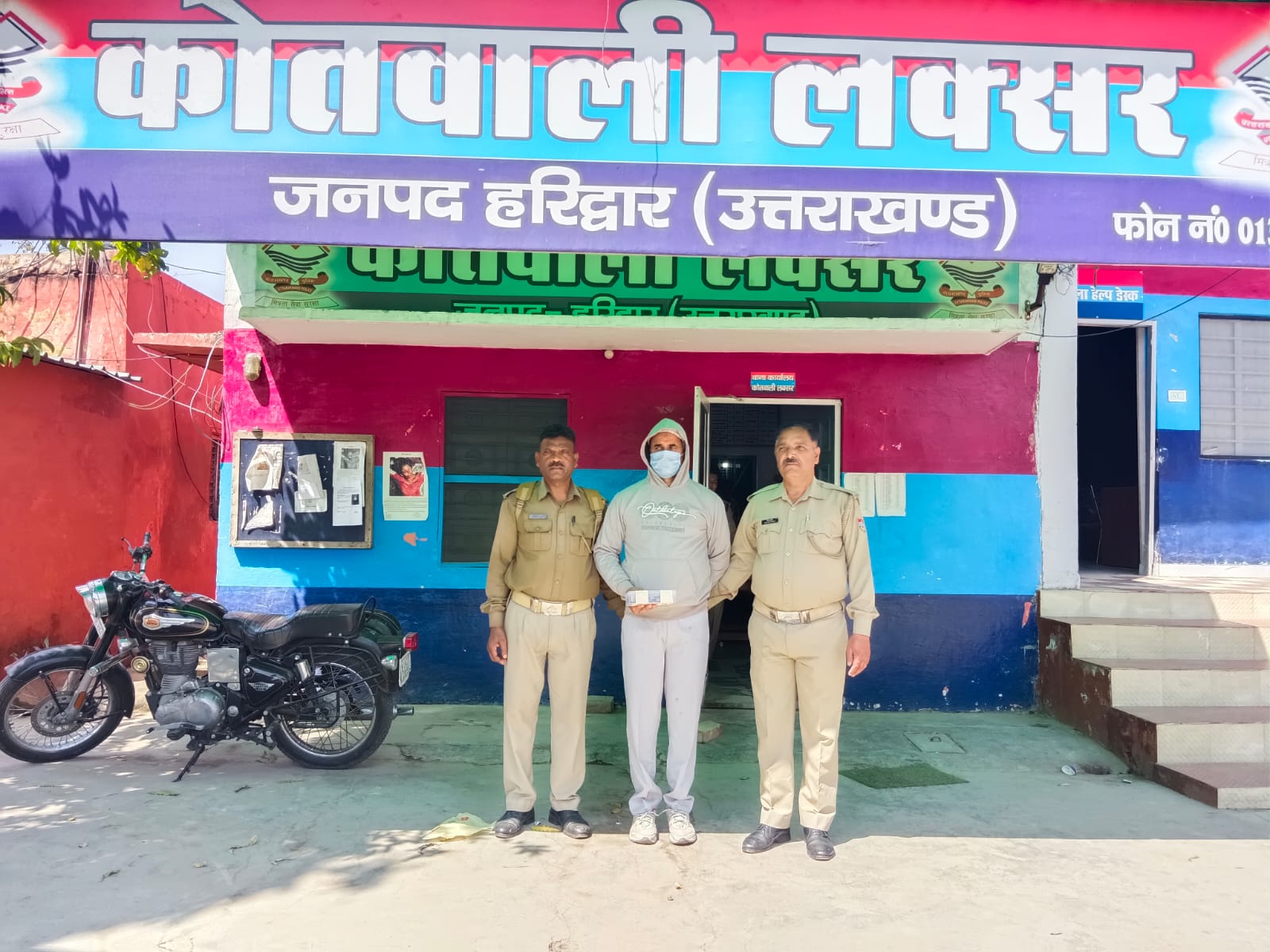 ईद की नमाज के दौरान जानलेवा हमला मामले में हरिद्वार पुलिस का एक्शन।  छापामारी कर पुलिस ने वारदात में इस्तेमाल तमंचा कारतूस के साथ एक आरोपी अभियुक्त को लक्सर पुलिस ने किया गिरफ्तार।