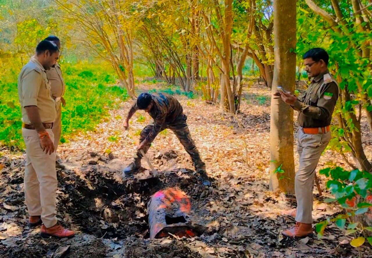 पथरी। जंगल क्षेत्र के दिनारपुर के पास अवैध शराब की भट्टियो पर वन विभाग की सयुक्त टीम ने की बड़ी कार्यवाही।  खास मुखबिर की सूचना पर वन विभाग की सयुक्त टीम ने मौके पर पहुंचकर लगभग 200 लीटर लाहन को किया नष्ट।