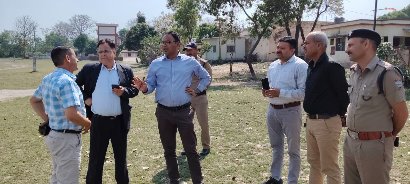 कुंभ मेला 2027 श्रद्धालुओं के साथ ही मेला ड्यूटी पर आने वाले पुलिसकर्मियों के लिए भी बेहतर सुविधाओं पर फोकस।  महिला पुलिसकर्मियों के लिए बन रही है 100 बेड की बैरक।  पुलिस कर्मियों के लिए 300 बेड की बैरक बनाने का प्रस्ताव।  अग्निशमन कर्मियों के लिए भी बैरकों के निर्माण की कवायद।  अपर मेलाधिकारी ने अधिकारियों की टीम के साथ स्थलीय निरीक्षण कर स्थान की उपयुक्तता परखी।