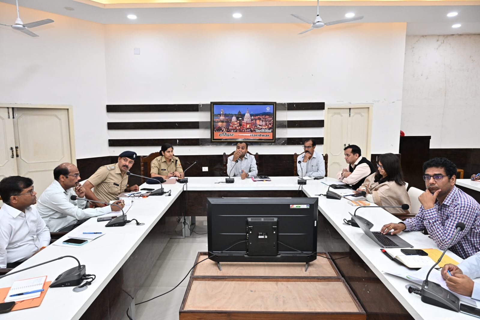 सड़क दुर्घटनाओं को नियंत्रण करने के लिए तेज रफ्तार एवं शराब पीकर वाहन चलने वालों पर की जाए सख्त कार्यवाही – जिलाधिकारी।     