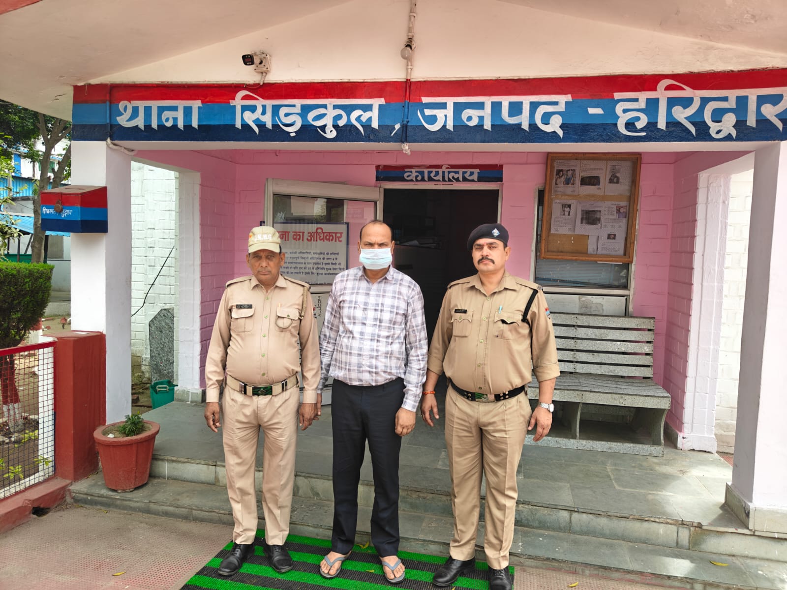 किशोरी युवतियों से जुड़े मामले में हरिद्वार पुलिस का क्विक रिएक्शन।  मुख्य आरोपी प्लांट हेड को किया गिरफ्तार, अन्य की तलाश जारी।  नामी कंपनी के प्लांट हेड सहित अन्य पर लगे गंभीर आरोप, सिडकुल क्षेत्र का है मामला।  नाबालिक लड़कियों के दस्तावेजों में छेड़छाड़ कर कराते है बंधुआ मजदूरी,किशोरियों के हाथ पैर बांधने व मारपीट के हैं आरोप।