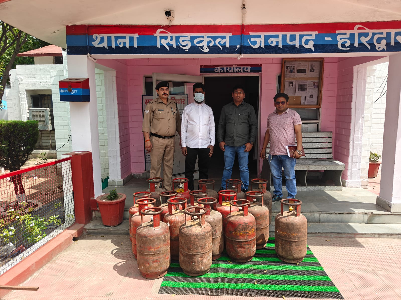 जिलाधिकारी मयूर दीक्षित के निर्देशन में जिला पूर्ति विभाग द्वारा गैस की कालाबाजारी करने वाले के खिलाफ निरंतर की जा रही है कड़ी कार्यवाही।  17 अवैध घरेलू सिलेंडर जब्त कर अभियुक्त को गिरफ्तार कर मुकदमा किया गया दर्ज।