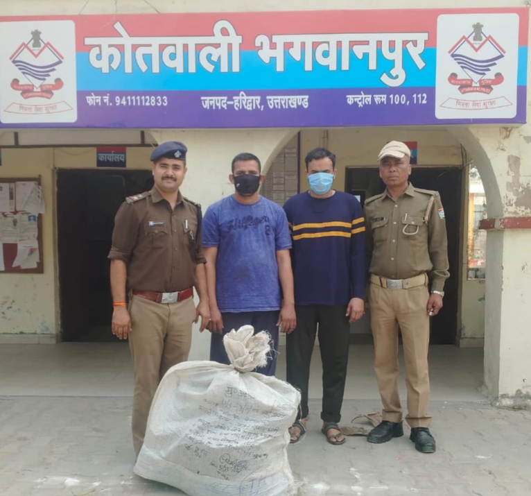 पशुओं के अवैध रूप से कटान कर मांस विक्रय किये जाने की सूचना पर हरिद्वार पुलिस ने की छापेमारी।  छापेमारी के दौरान दुकान से 220 kg संदिग्ध मांस व भारी मात्रा में मांस काटने के उपकरण व इलैक्ट्रानिक तराजू किये बरामद।