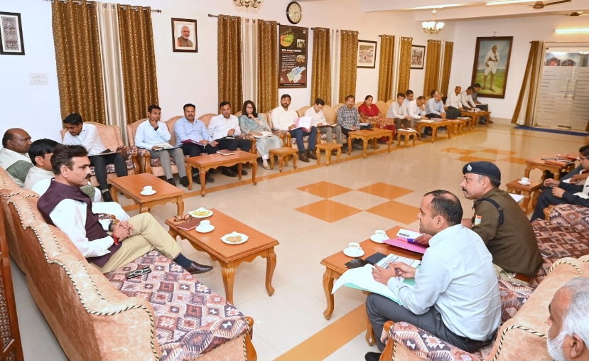 राष्ट्रीय अनुसूचित जाति आयोग के अध्यक्ष किशोर मकवाना का हरिद्वार दौरा,जनप्रतिनिधियों व अधिकारियों के साथ  बैठक।