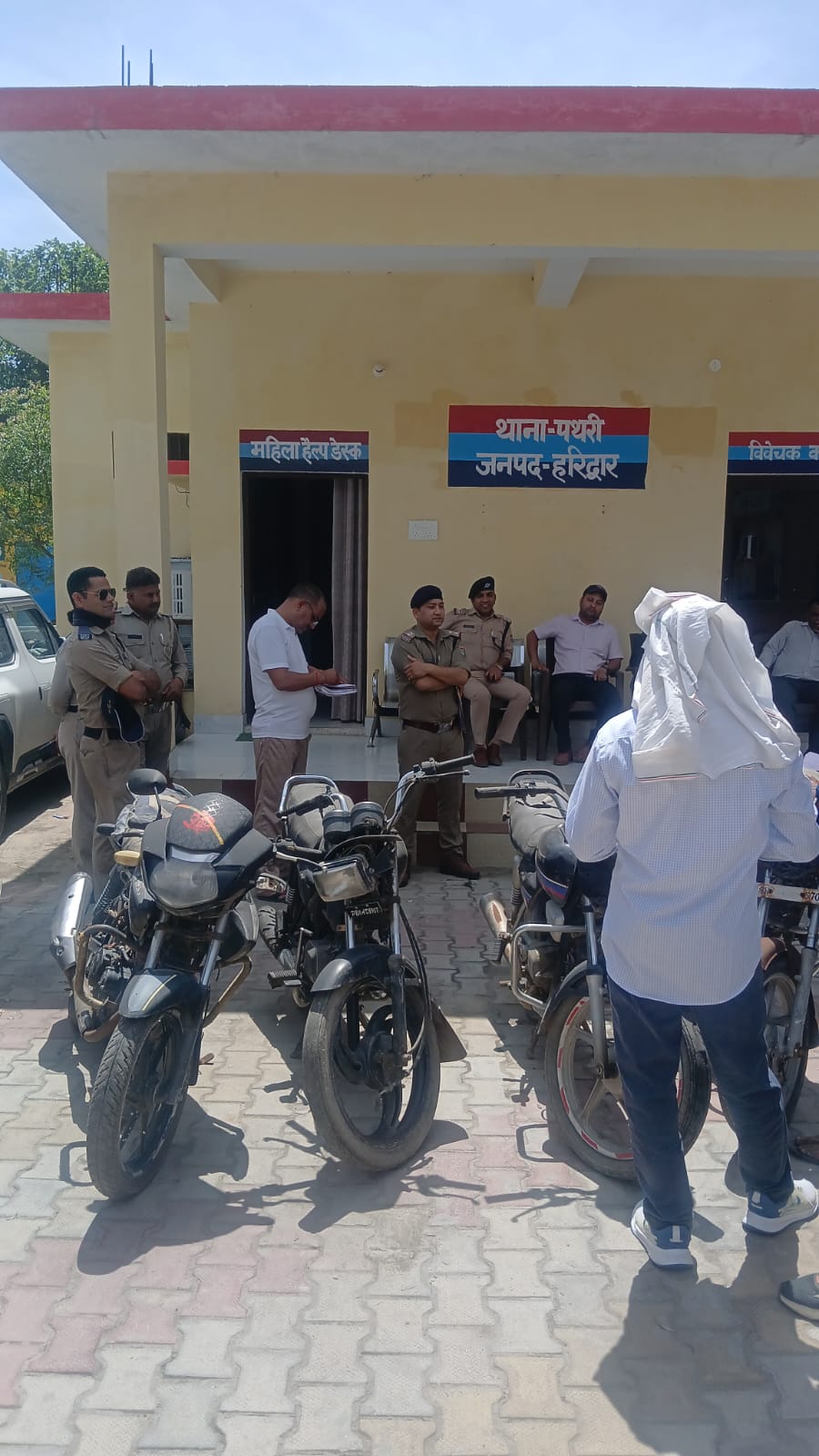 दो पहिया वाहन 6 नग गाड़ियों की थाना पथरी में बुधवार को संयुक्त टीम द्वारा स्क्रेप में  नीलामी की गयी।
