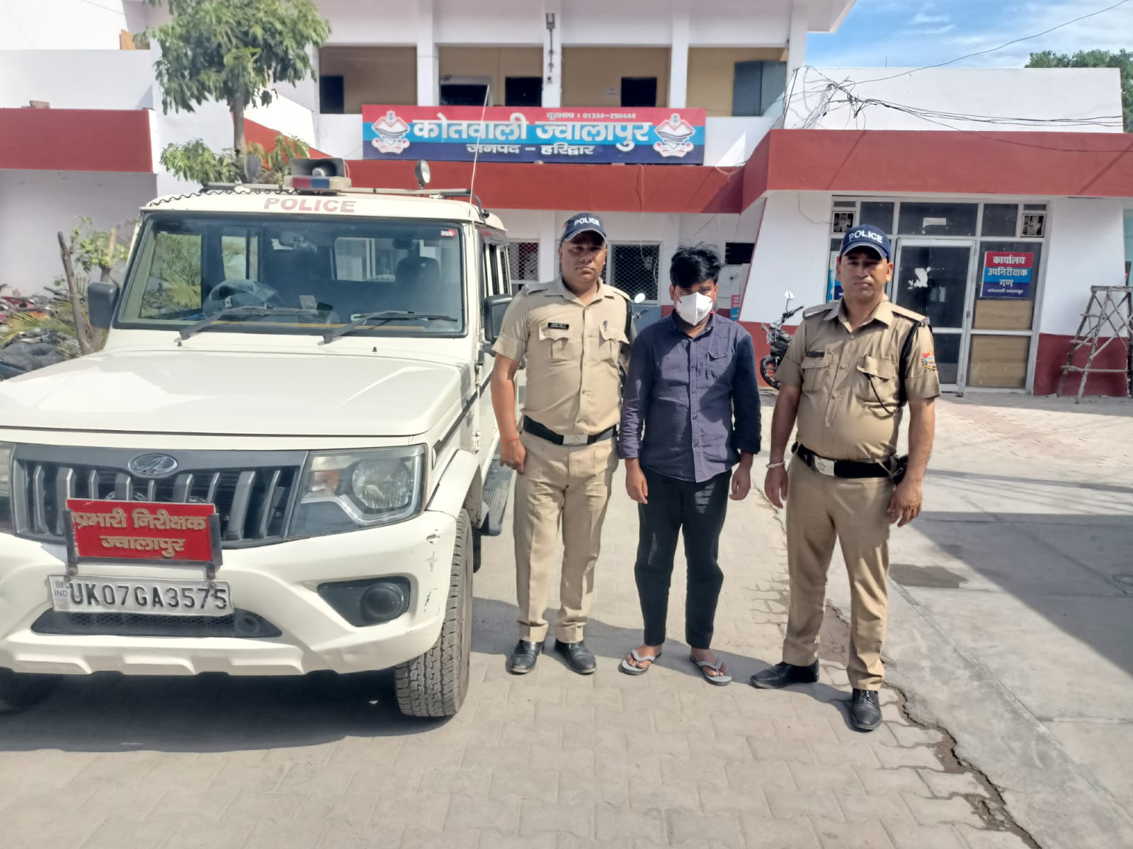  किशोरी मामले में ज्वालापुर पुलिस का तुरन्त एक्शन।  पुलिस ने चंद घंटों में आरोपी अभियुक्त हो ज्वालापुर पुलिस ने किया गिरफ्तार।  आरोपी पर 14 वर्षीय किशोरी से मारपीट, छेड़छाड़ व जबरदस्ती के हैं आरोप
