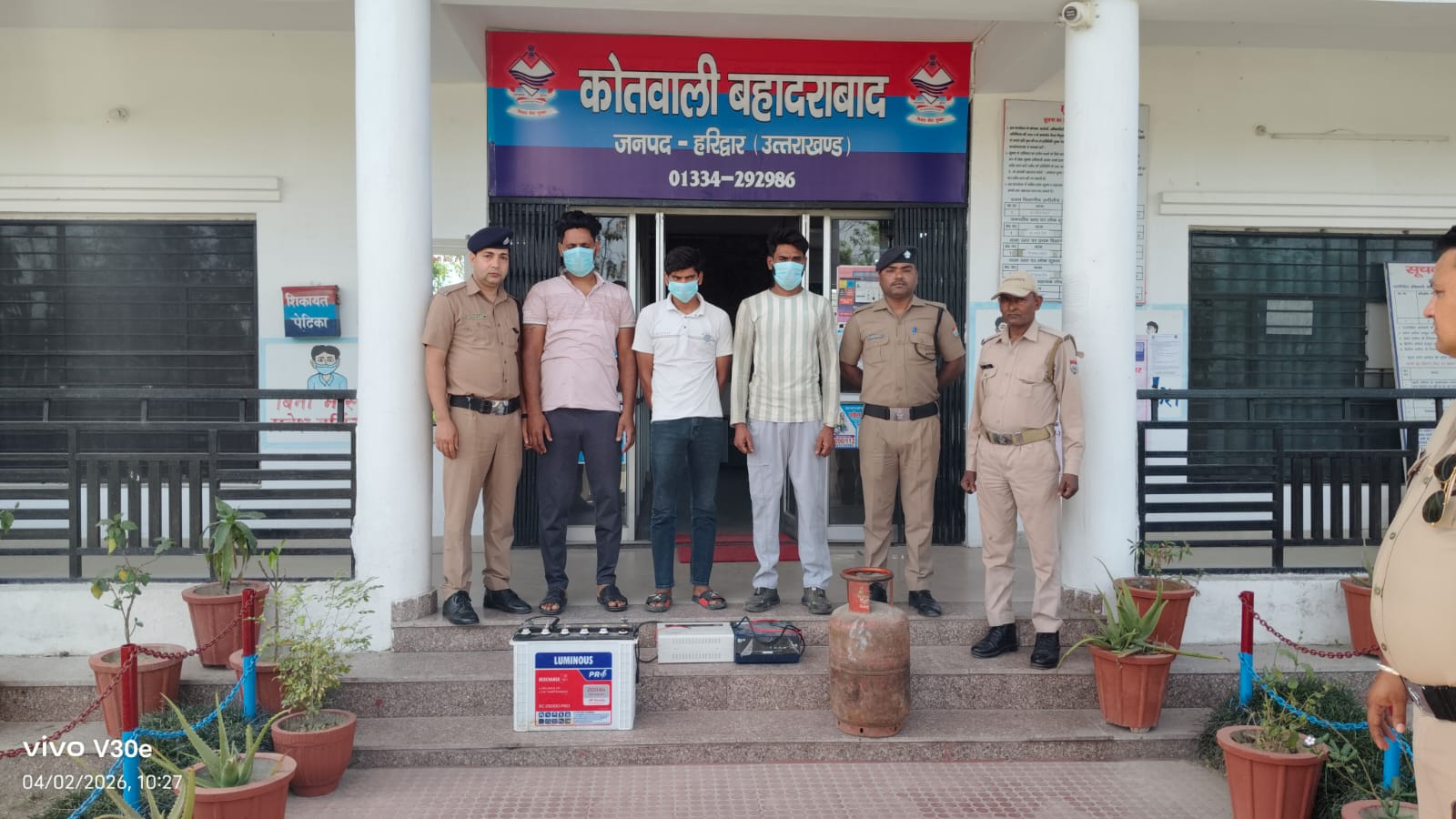 03 चोरो को बहादराबाद पुलिस ने किया गिरफ्तार।  आरोपितों के कब्जे से चोरी किया गया माल किया बरामद।