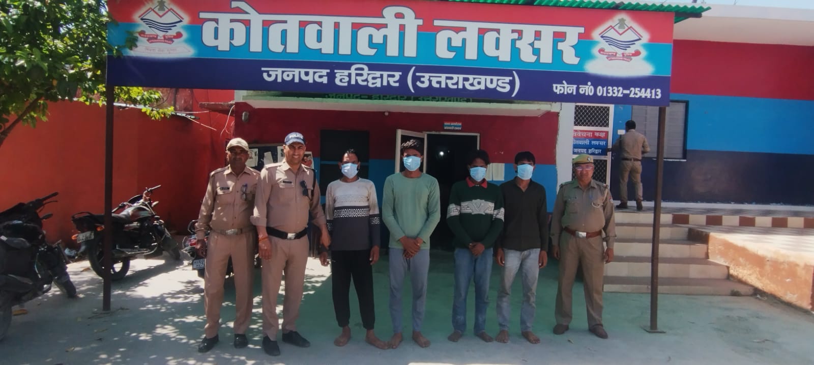शीशम व नीम के पेड़ काटकर चोरी करने वाले 04 आरोपी अभियुक्तगणों को लक्सर पुलिस ने किया गिरफ्तार।